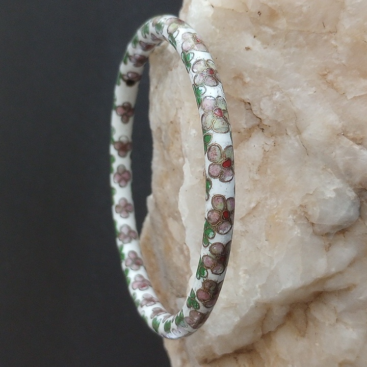Cloisonne Vintage Bangle Bracelet In White With Lt Pink Flowers Green 38$